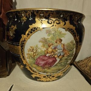 Luxurious Black and Gold Porcelain Planter